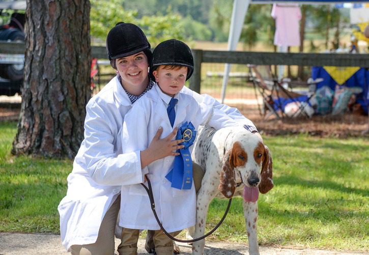 Photo of two junior handlers at the Carolina Hound Show